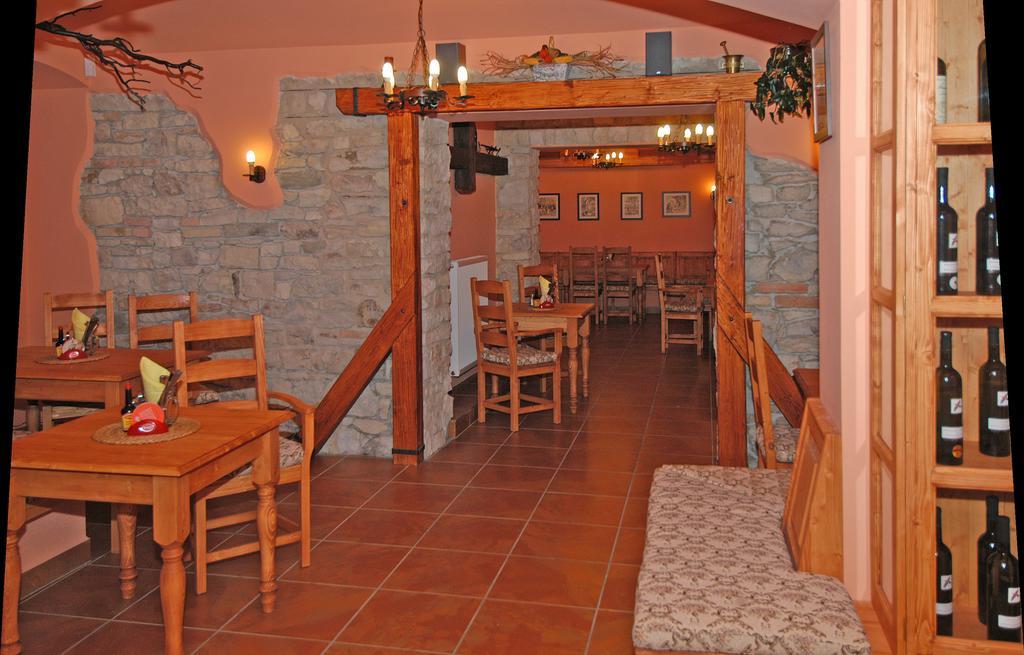 Hotel U Radnice Louny Bagian luar foto