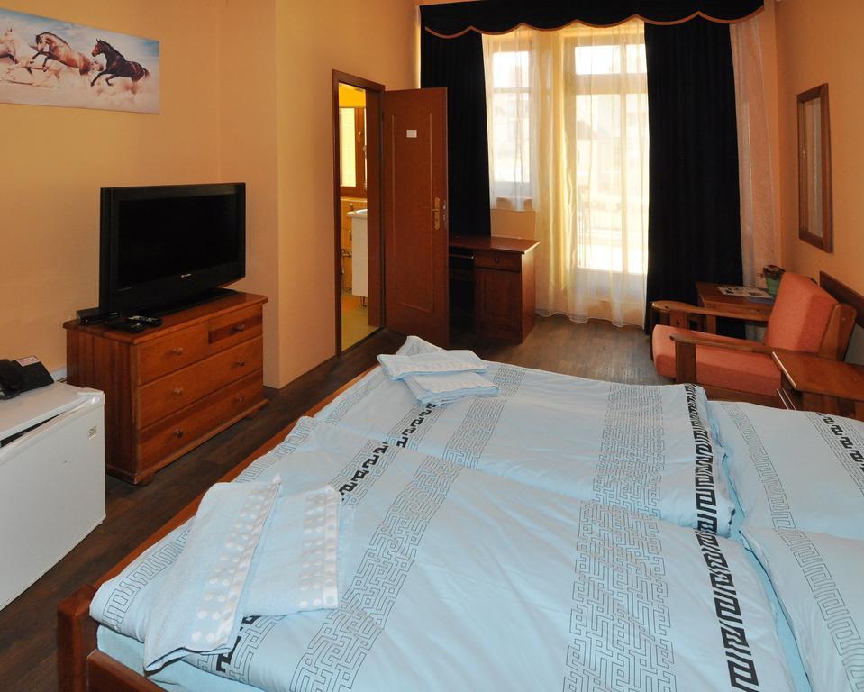 Hotel U Radnice Louny Bagian luar foto