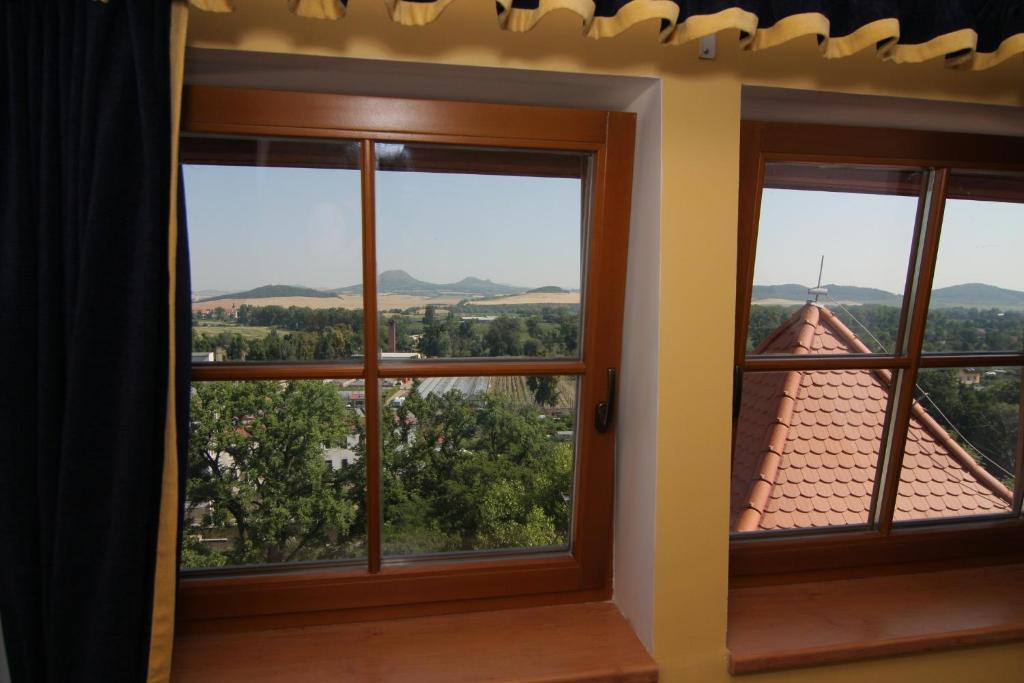 Hotel U Radnice Louny Bagian luar foto