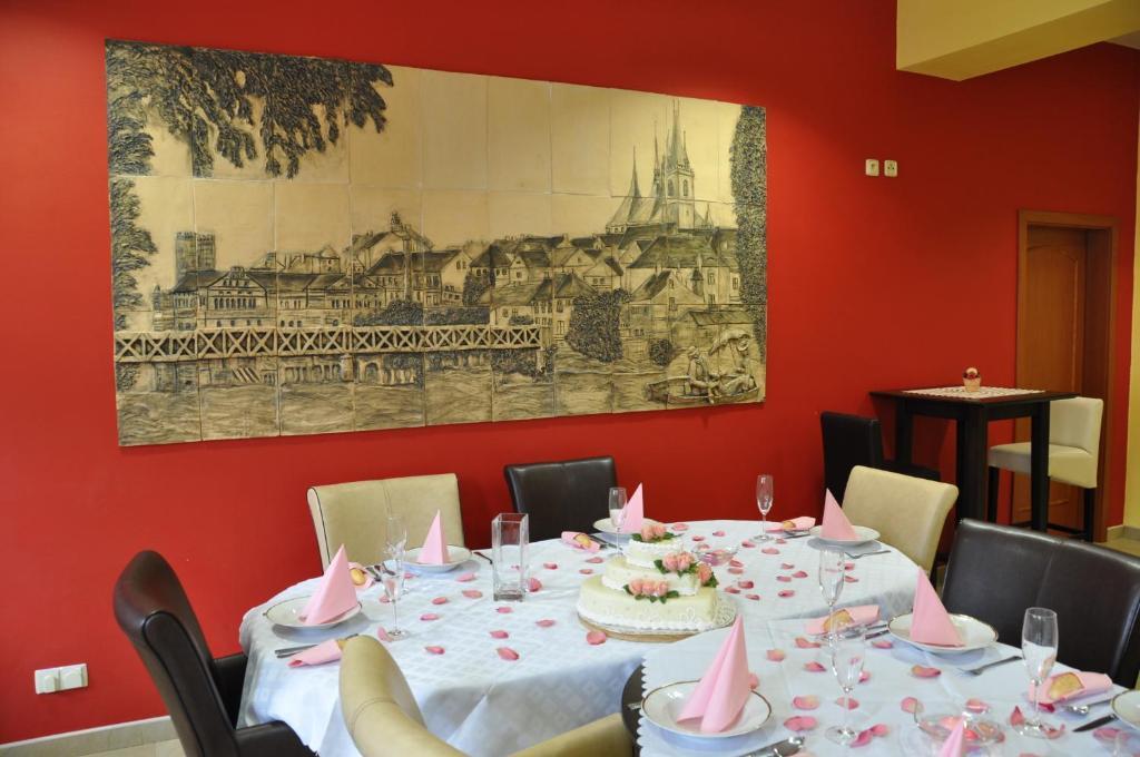 Hotel U Radnice Louny Bagian luar foto