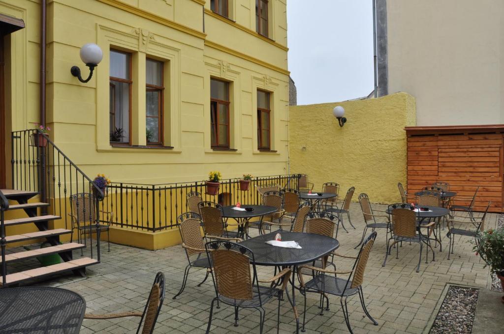 Hotel U Radnice Louny Bagian luar foto