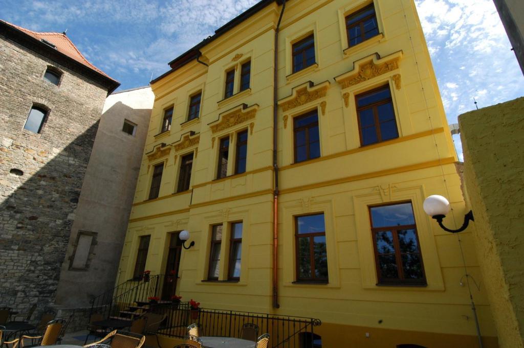 Hotel U Radnice Louny Bagian luar foto