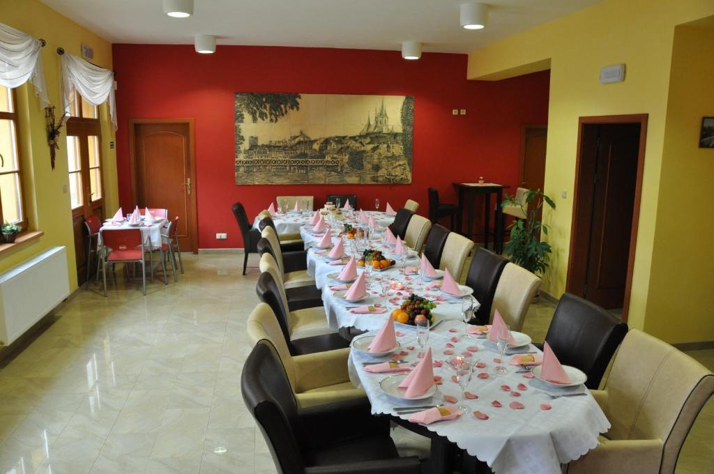 Hotel U Radnice Louny Bagian luar foto
