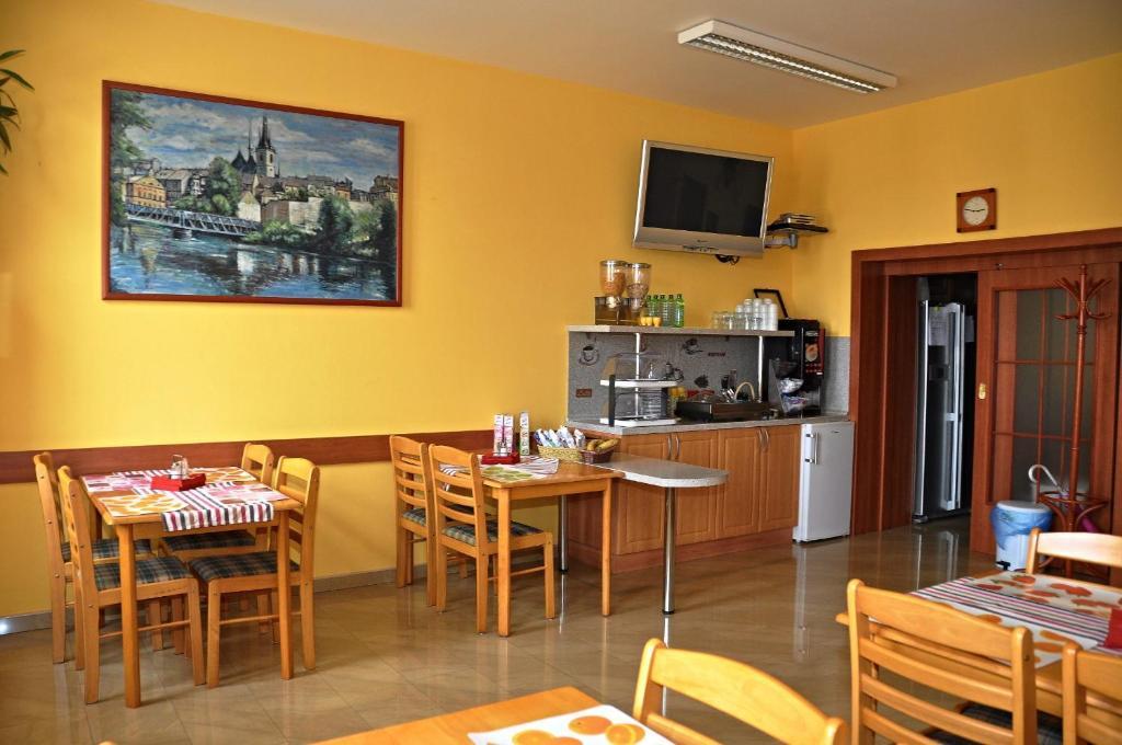 Hotel U Radnice Louny Bagian luar foto
