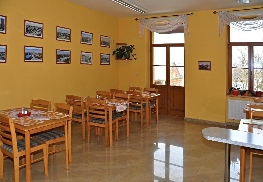 Hotel U Radnice Louny Bagian luar foto